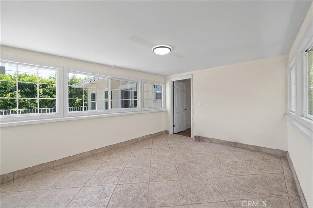 Empty room, Interior