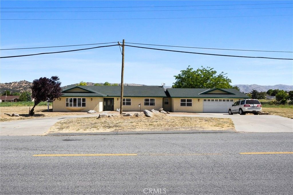 Exterior, Facade, Ranch