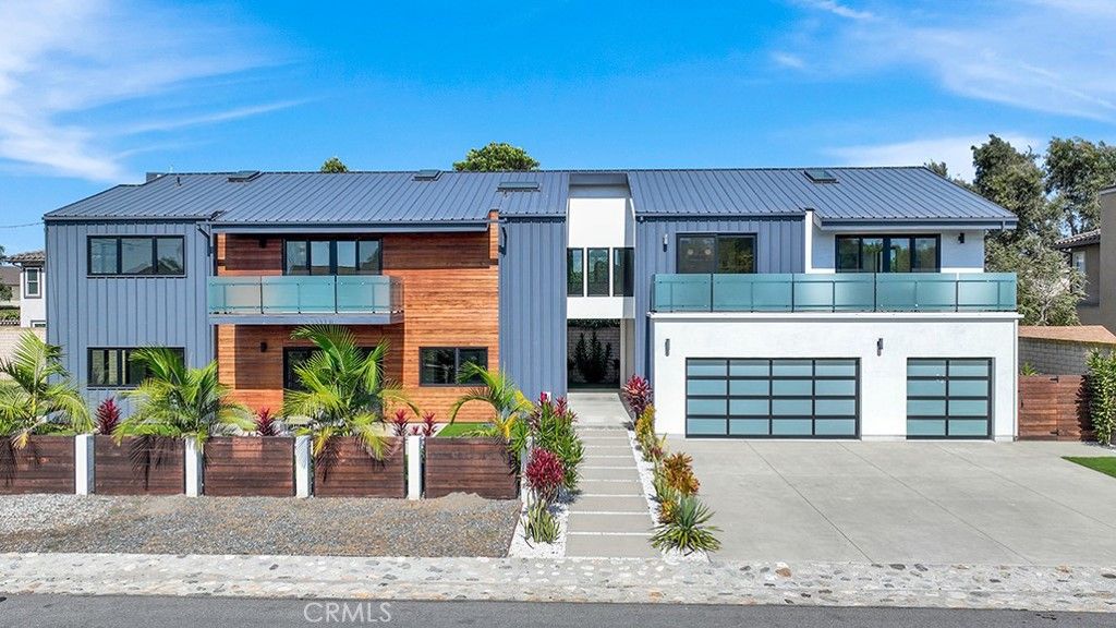 Attached, Exterior, Facade, Modern