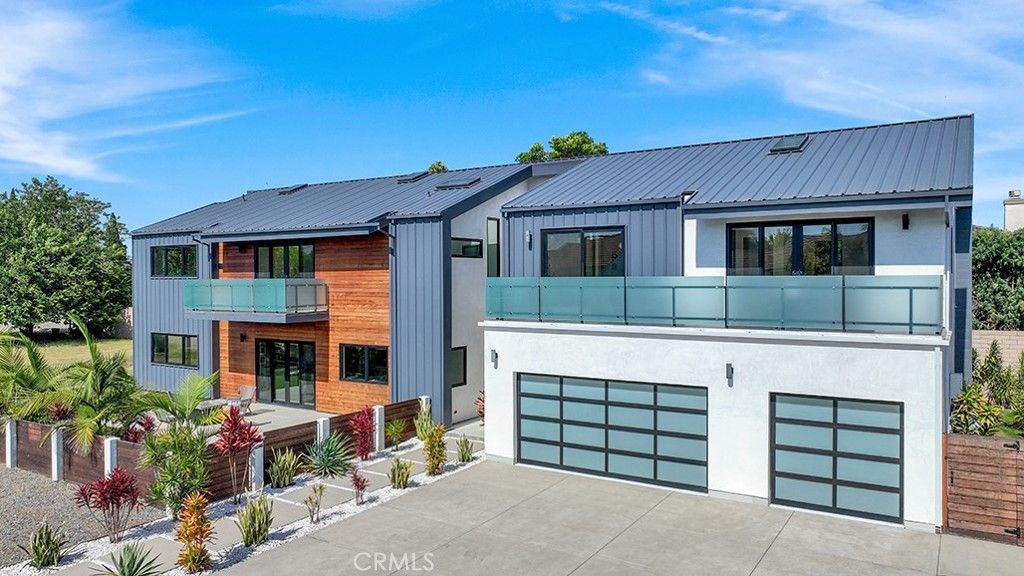 Attached, Exterior, Facade, Modern