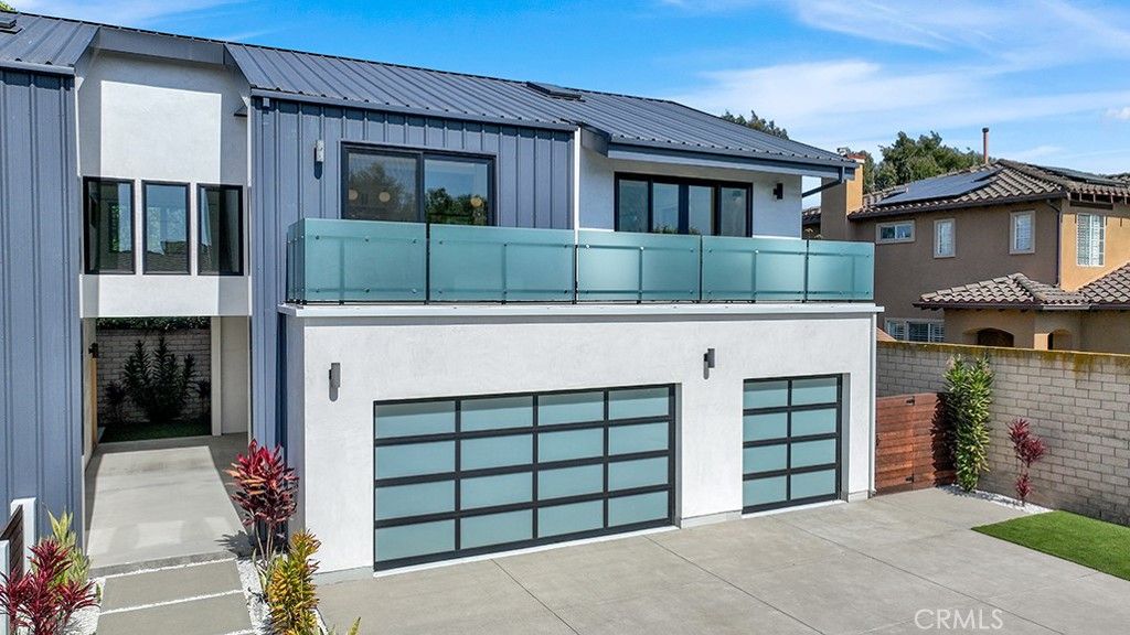 Attached, Exterior, Facade, Solar Panels, Modern