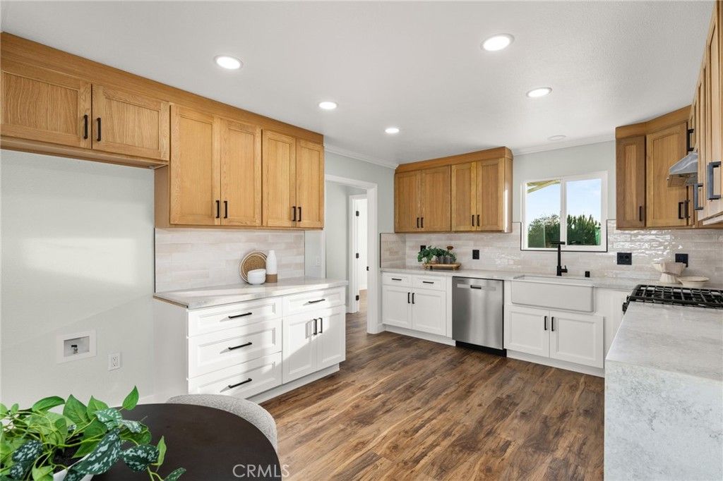 Interior, Kitchen, Recessed Lighting, Wood Texture Flooring
