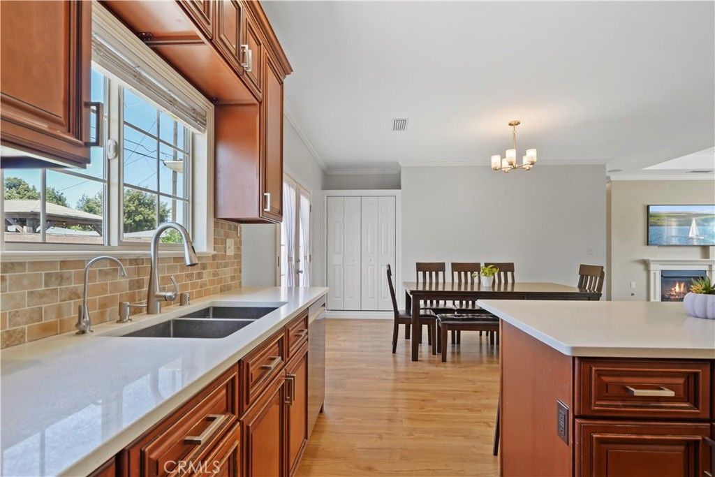 Chandelier, Dining room, Fireplace, Interior, Kitchen, Wood Texture Flooring
