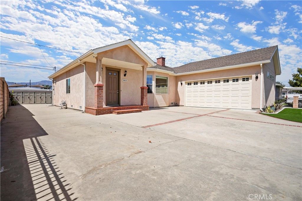 Attached, Exterior, Facade, Ranch