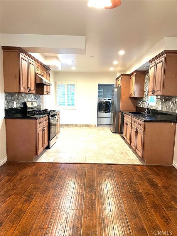 Interior, Kitchen, Recessed Lighting, Washer, Wood Texture Flooring