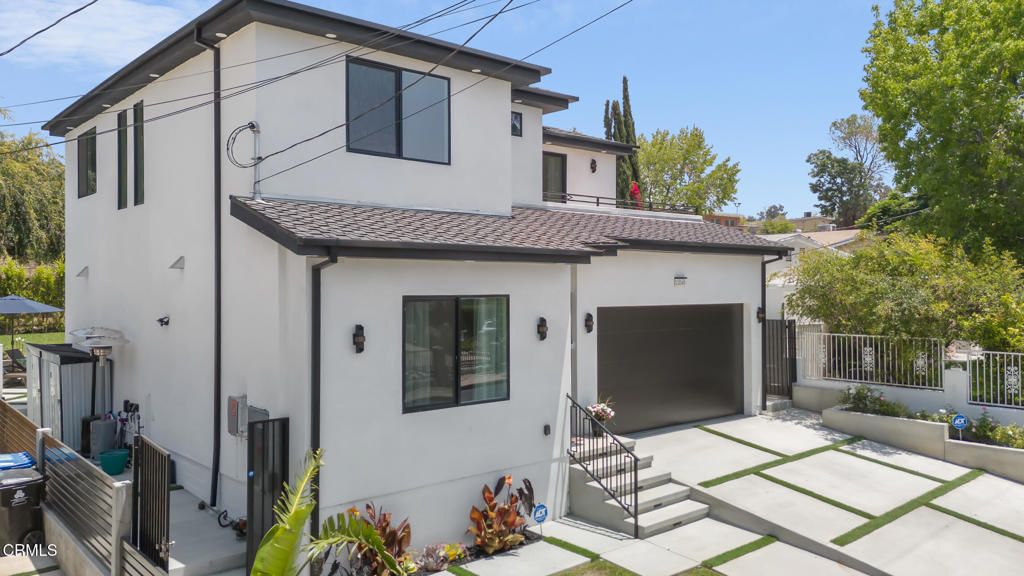 Attached, Exterior, Facade, Modern