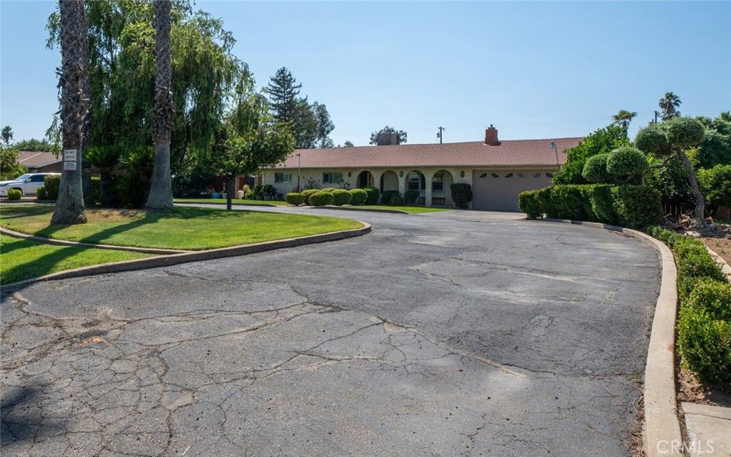 Attached, Exterior, Facade, Ranch