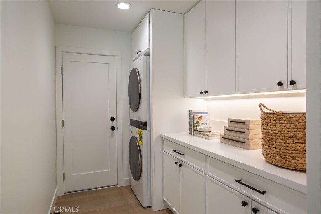 Interior, Recessed Lighting, Washer, Wood Texture Flooring