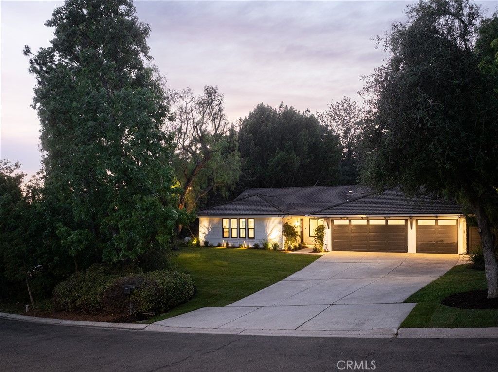Attached, Exterior, Facade, Ranch