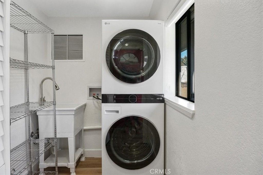 Interior, Utility Closets, Washer, Wood Texture Flooring