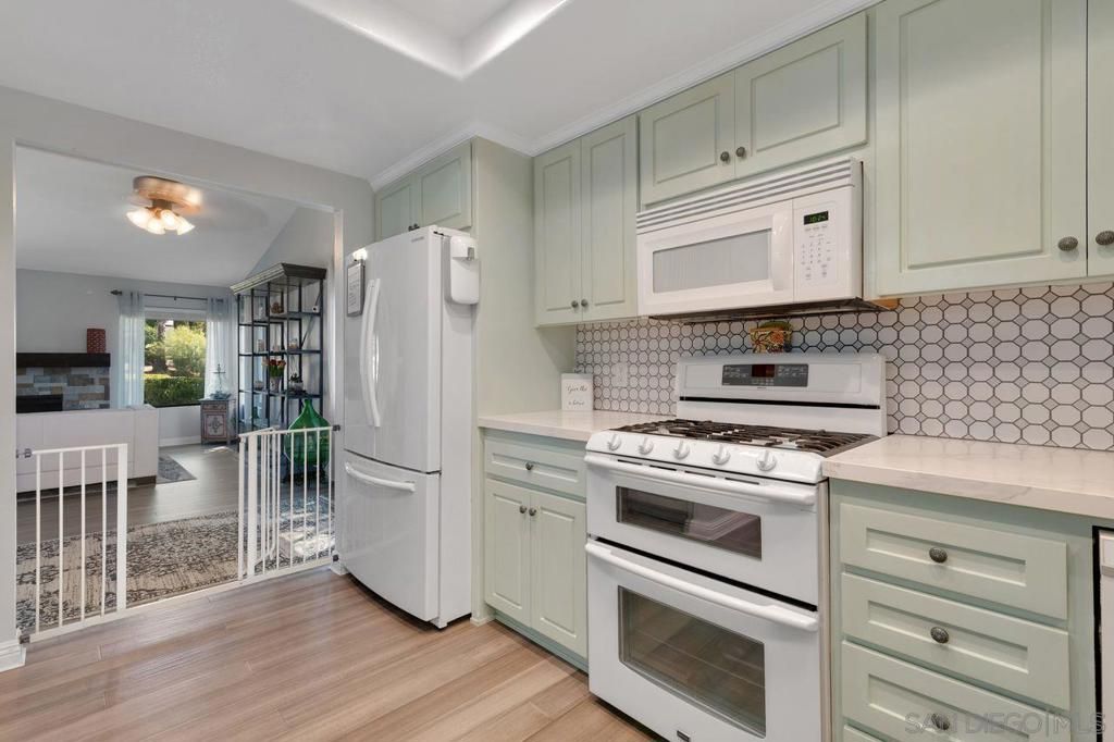 Dining room, Interior, Kitchen, Stainless Steel Appliances, Wood Texture Flooring