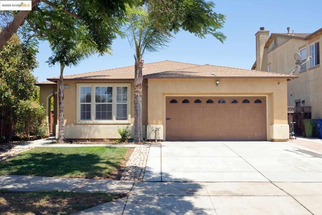 Attached, Exterior, Facade, Ranch