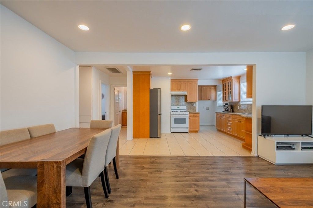 Dining room, Interior, Kitchen, Recessed Lighting, Wood Texture Flooring
