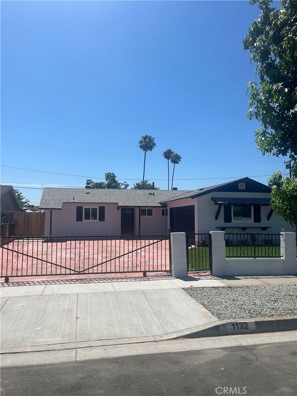 Exterior, Facade, Ranch