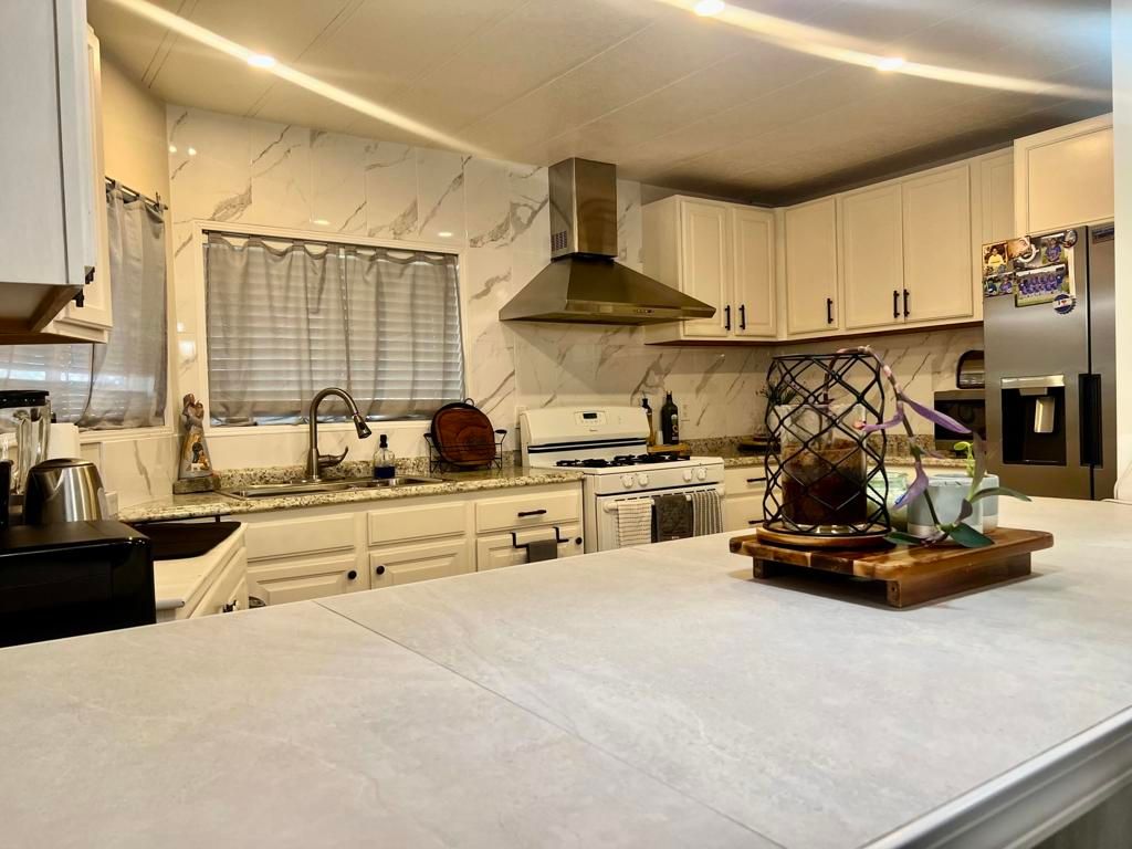 Interior, Kitchen, Marble Walls, Recessed Lighting