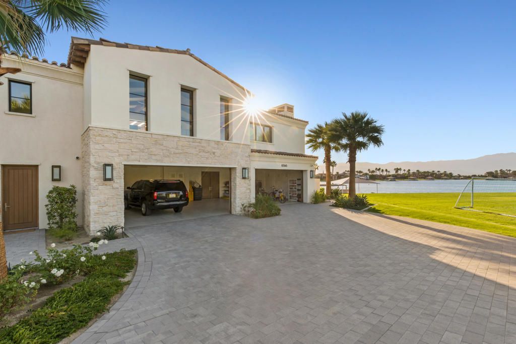 Attached, Backyard, Exterior, Facade, Water, Modern