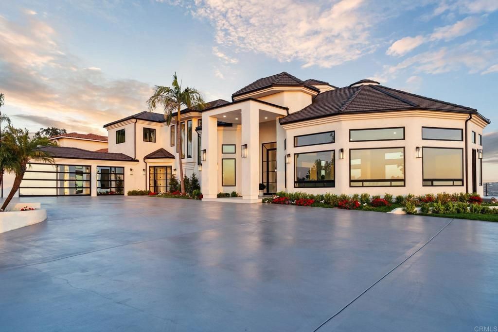 Attached, Exterior, Facade, Mediterranean