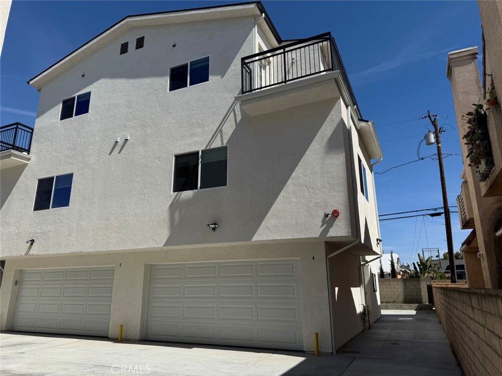 Attached, Exterior, Facade, Modern