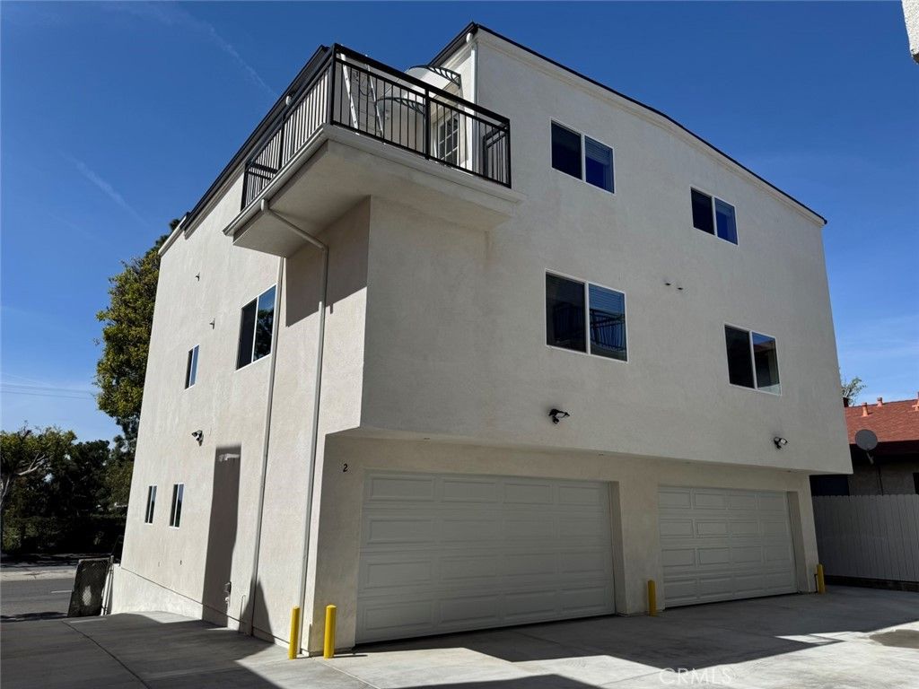 Attached, Exterior, Facade, Modern
