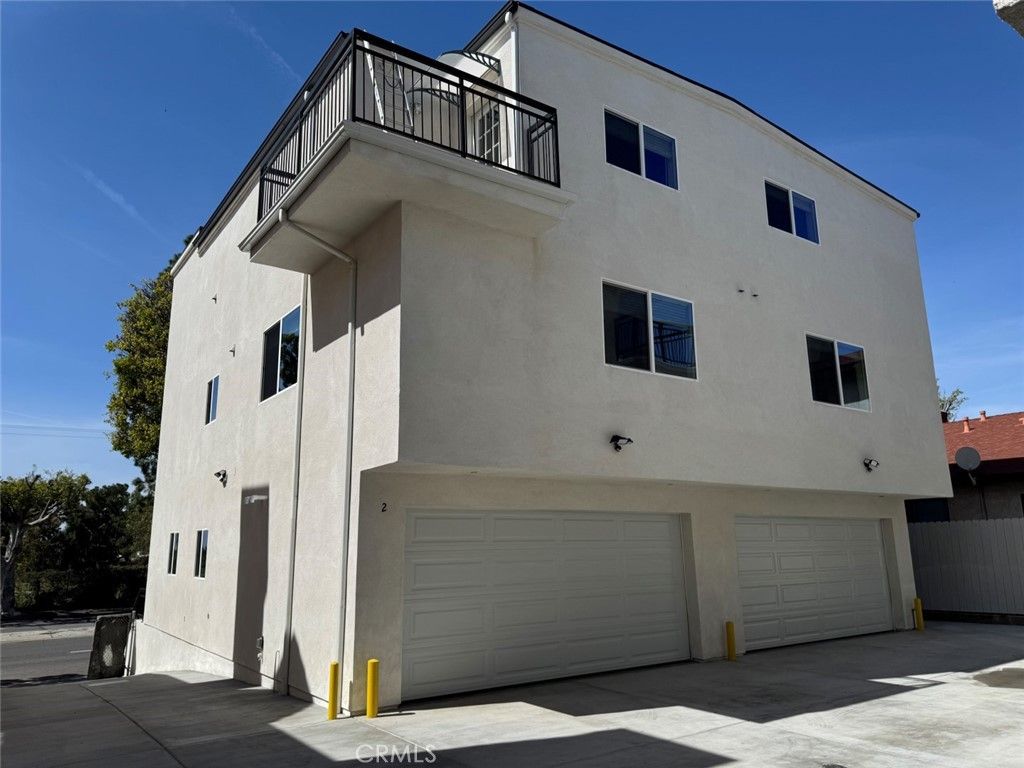 Attached, Exterior, Facade, Modern