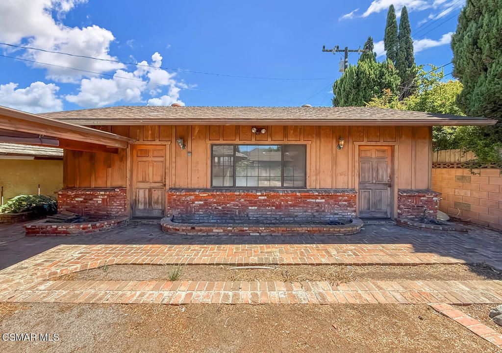 Exterior, Facade, Ranch