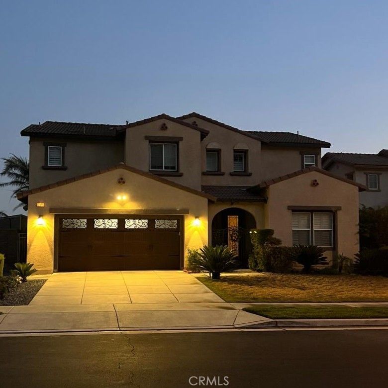 Attached, Exterior, Facade, Mediterranean