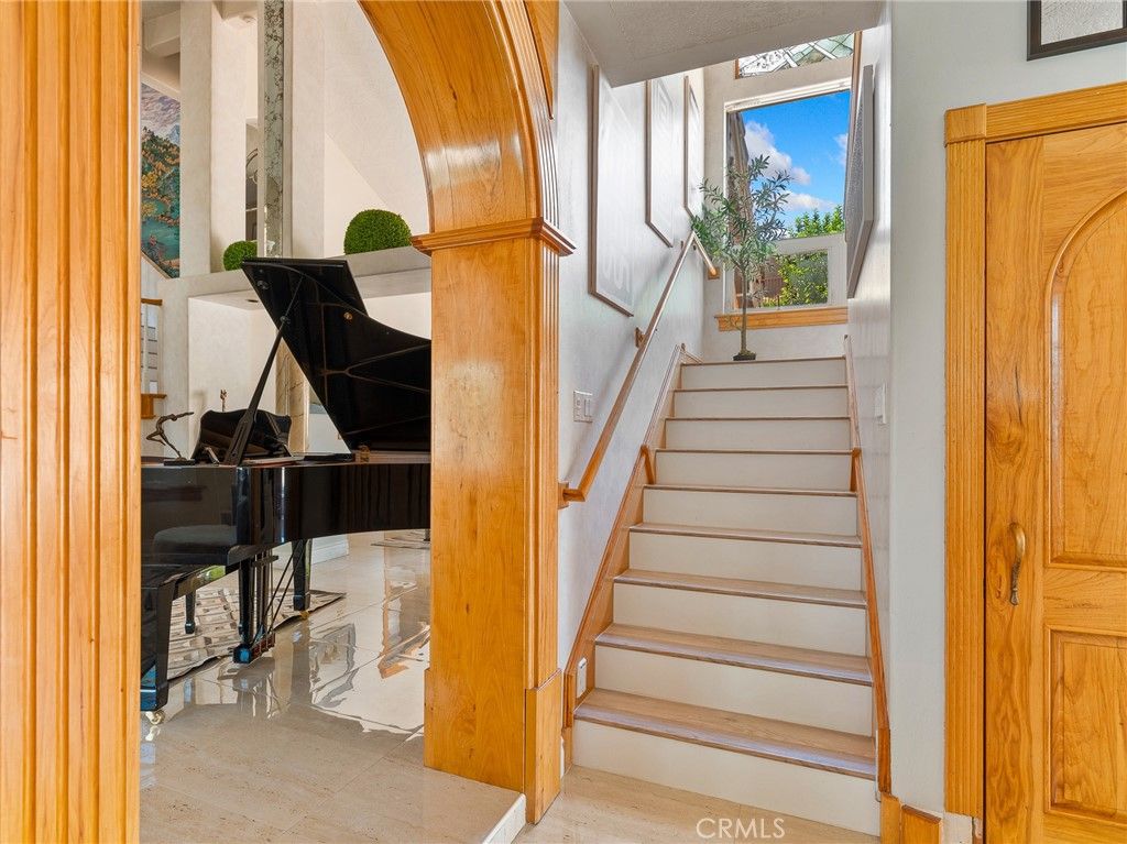 Interior, Piano