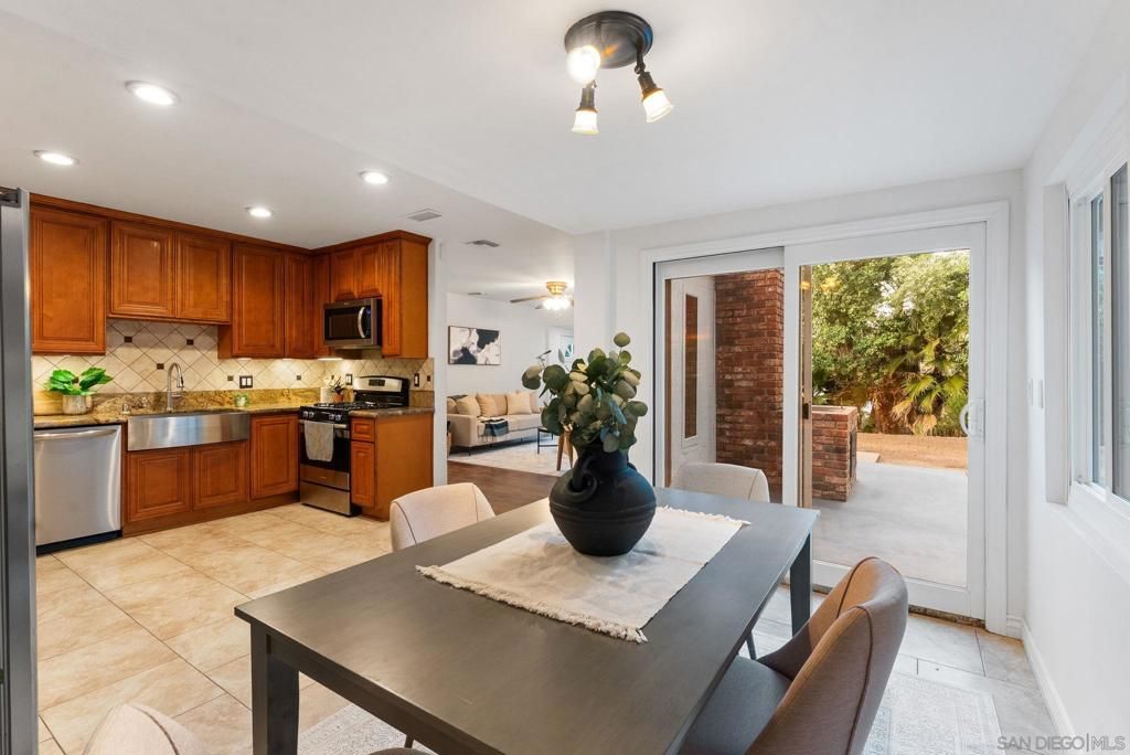 Dining room, Interior, Kitchen, Recessed Lighting, Stainless Steel Appliances