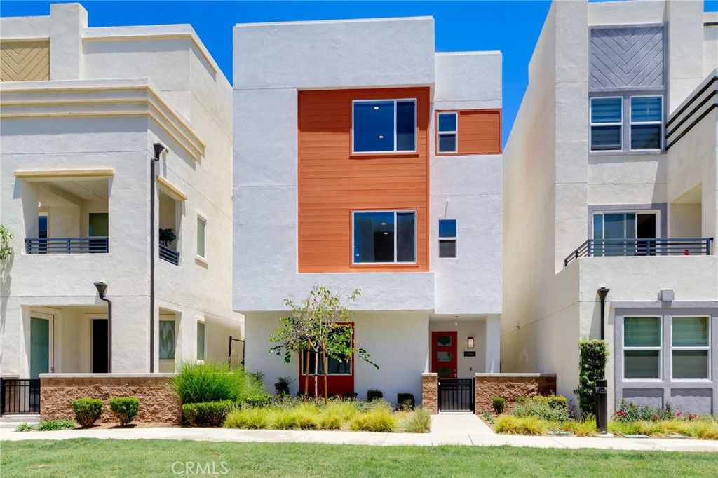 Exterior, Facade, Rowhouse