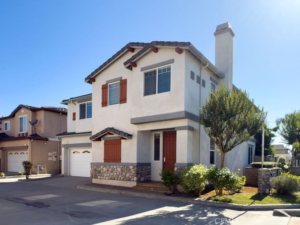 Attached, Exterior, Facade, Mediterranean