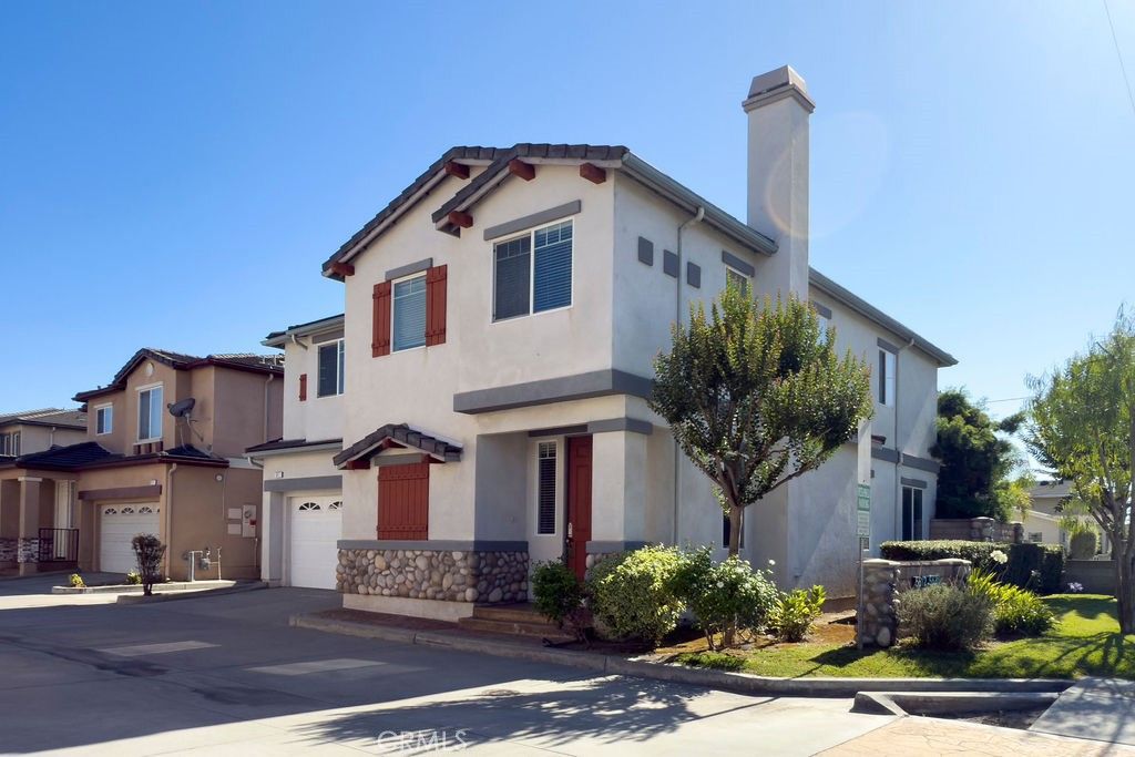 Attached, Exterior, Facade, Mediterranean