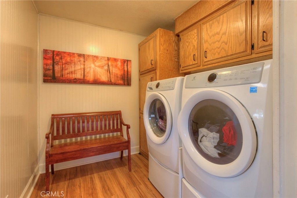 Interior, Utility Closets, Washer, Wood Texture Flooring