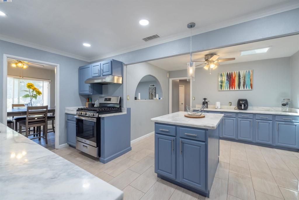Dining room, Interior, Kitchen, Pendant Lights, Recessed Lighting, Stainless Steel Appliances