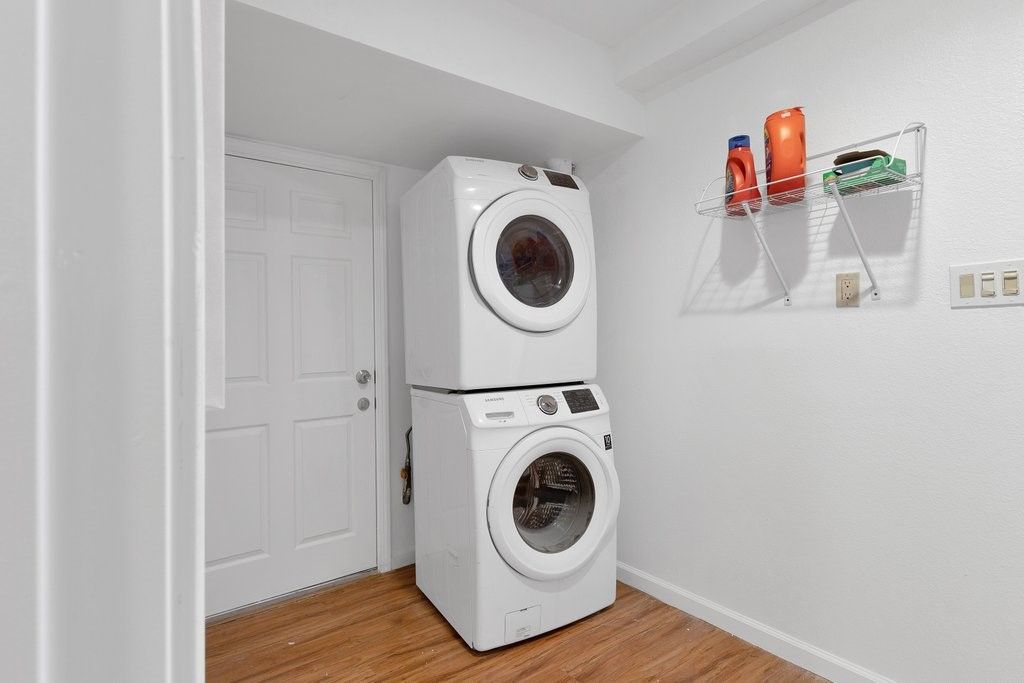 Interior, Utility Closets, Washer, Wood Texture Flooring