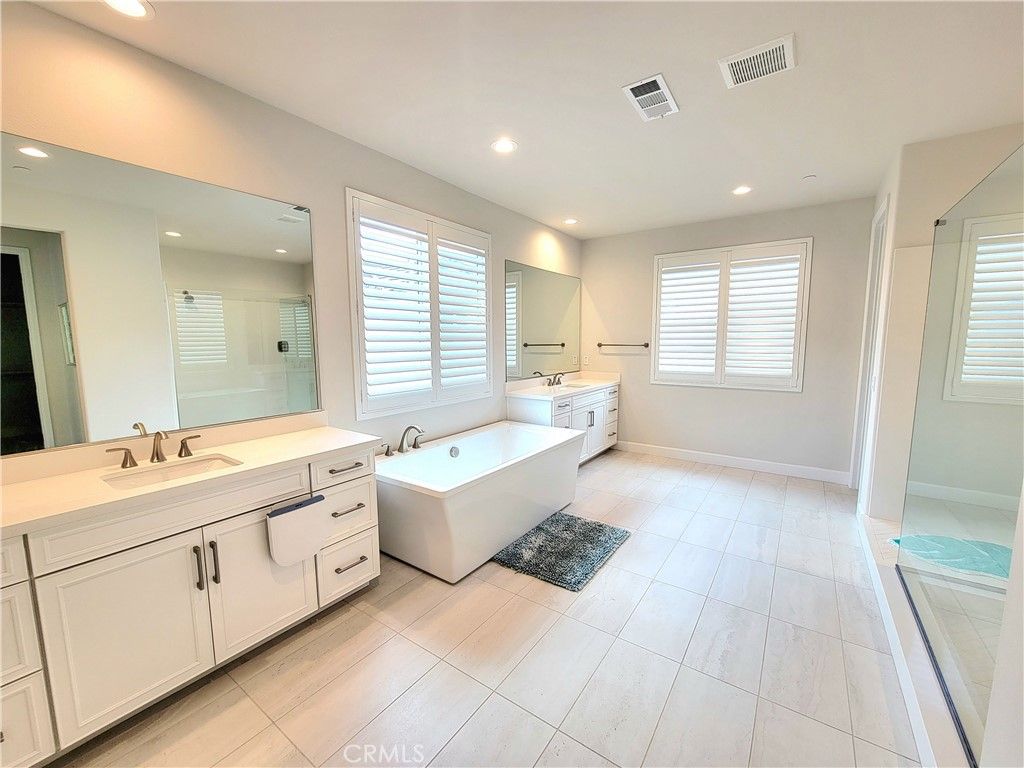 Bathroom, Dual Sink Vanities, Interior, Recessed Lighting