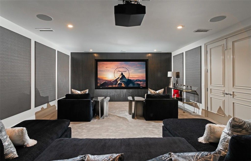 Interior, Living room, Projection Screen, Recessed Lighting, Theatre Room