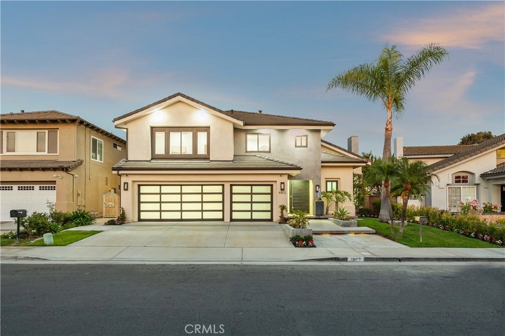 Attached, Exterior, Facade, Mediterranean
