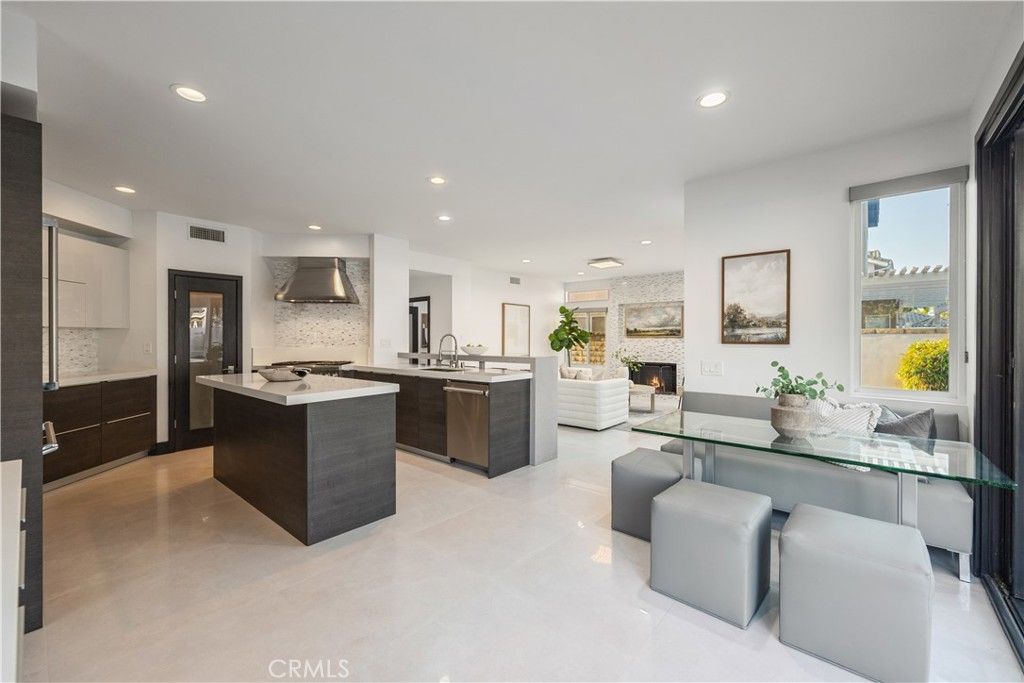 Fireplace, Interior, Kitchen, Recessed Lighting