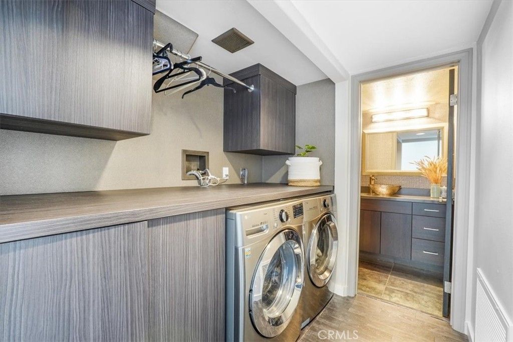 Interior, Washer, Wood Texture Flooring