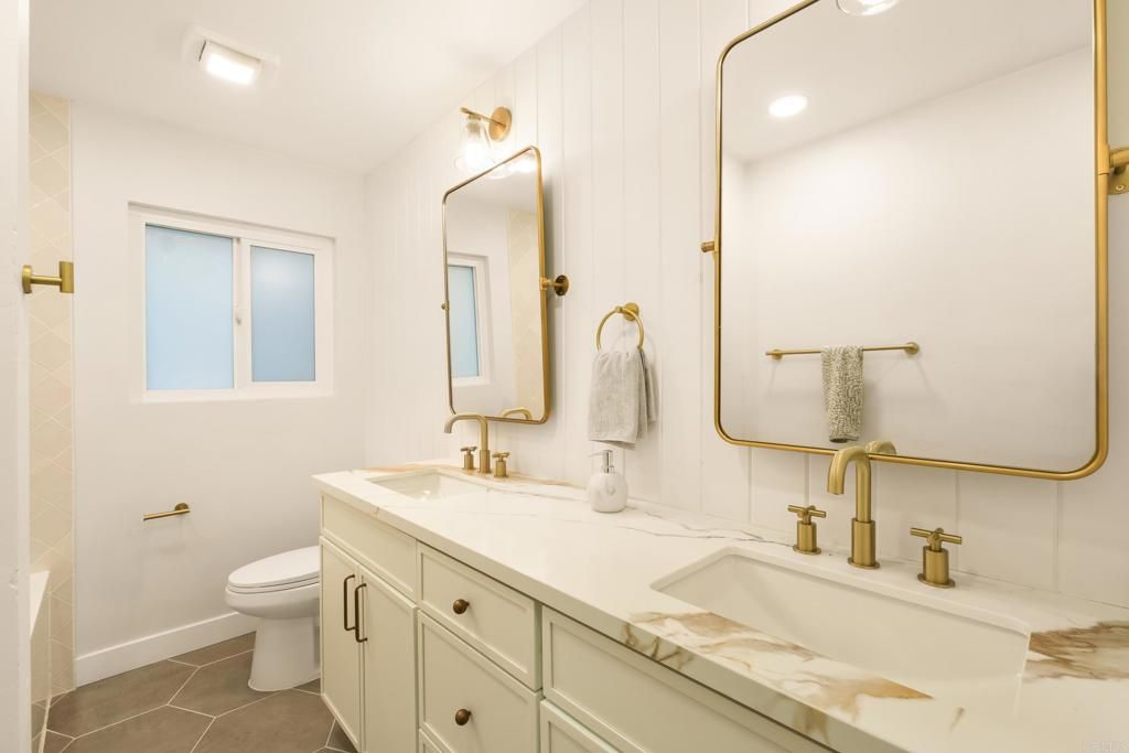 Bathroom, Dual Sink Vanities, Interior, Recessed Lighting