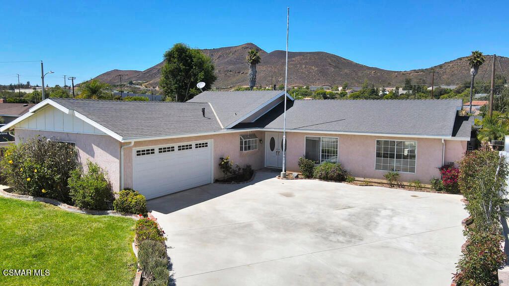 Attached, Exterior, Facade, Ranch