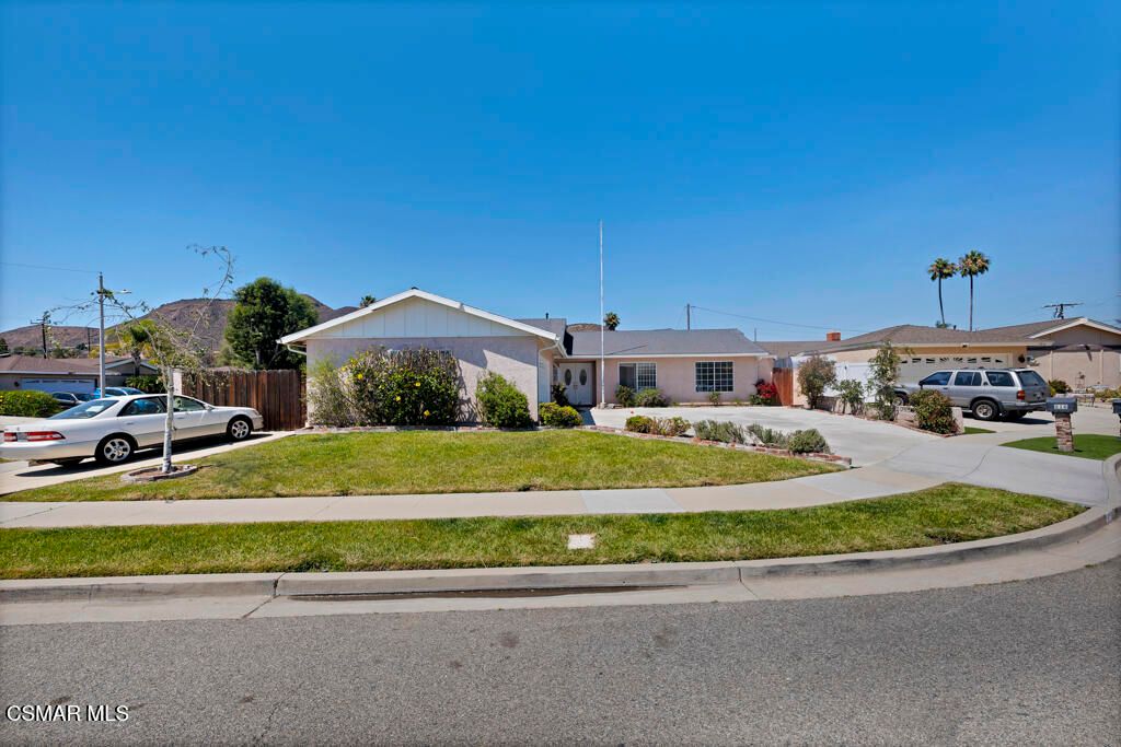 Exterior, Facade, Ranch