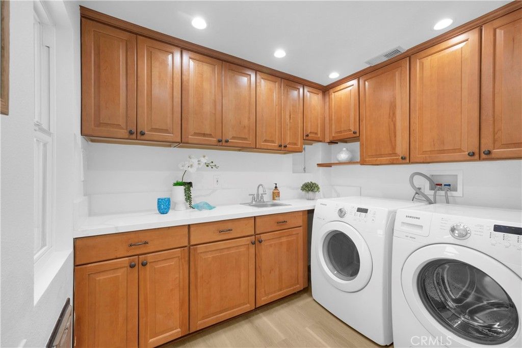 Interior, Recessed Lighting, Washer, Wood Texture Flooring