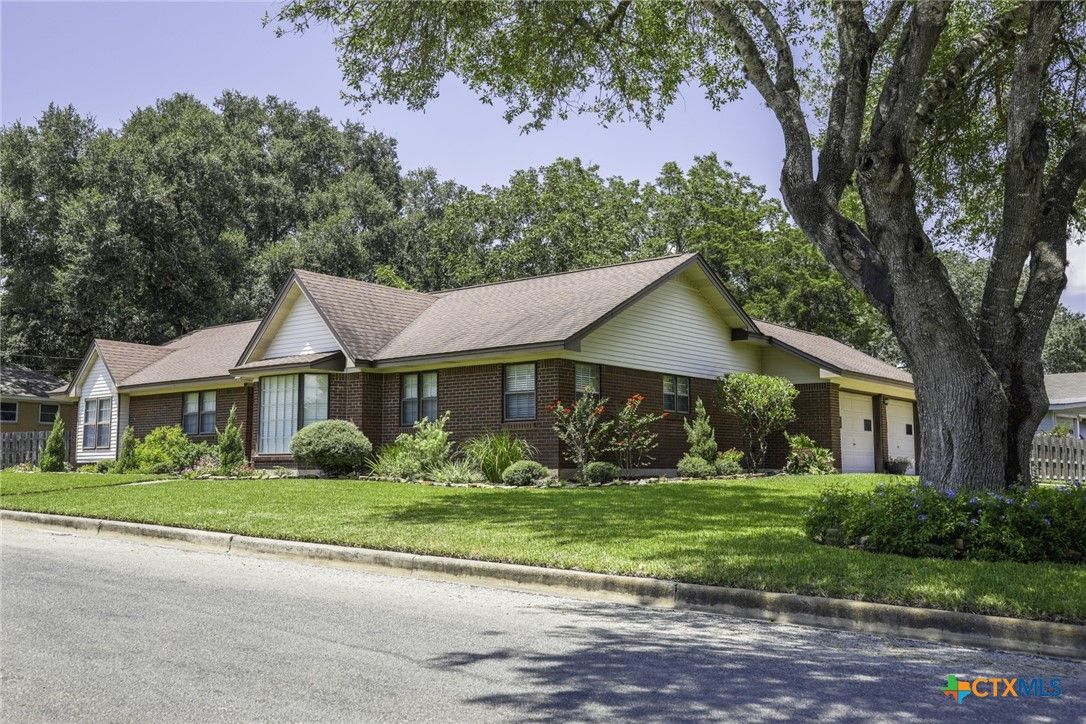 Exterior, Facade, Brick Facade, Ranch