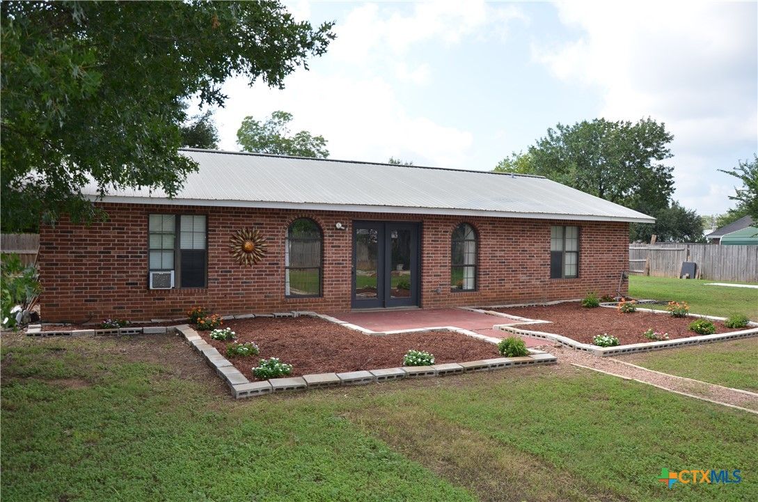 Exterior, Facade, Brick Facade, Ranch