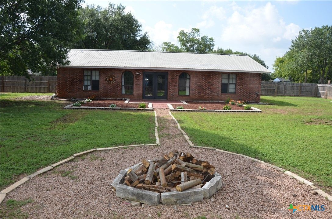 Backyard, Exterior, Facade, Brick Facade, Ranch