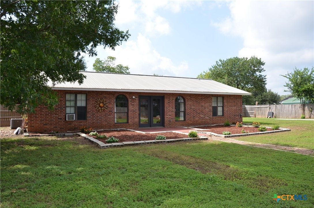 Exterior, Facade, Brick Facade, Ranch