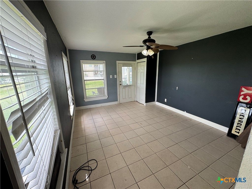 Empty room, Interior