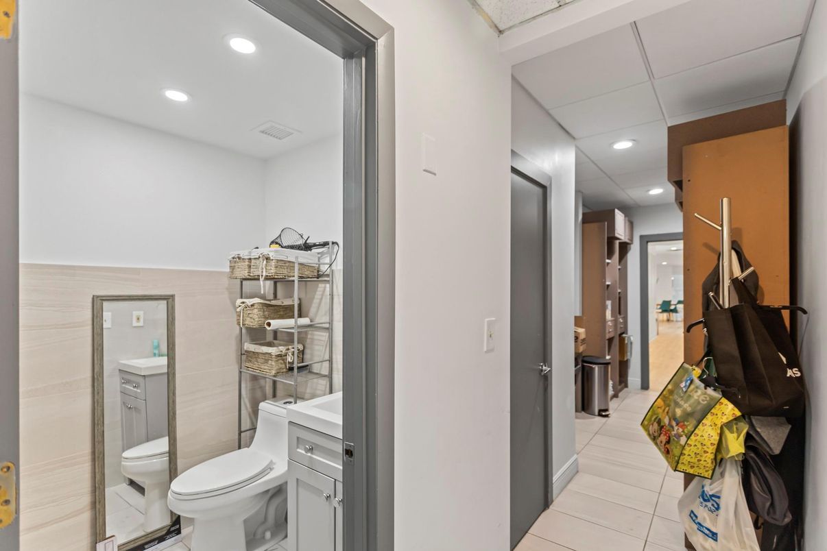 Bathroom, Interior, Recessed Lighting