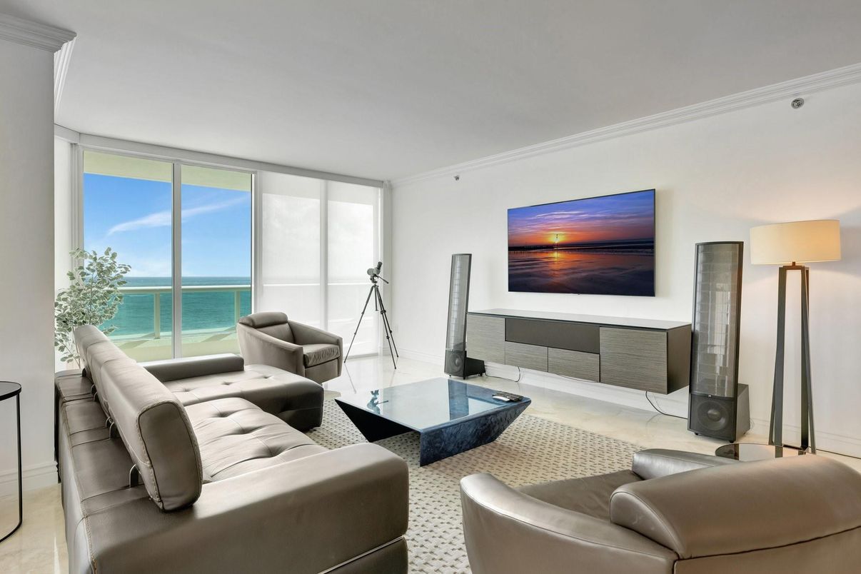 Interior, Living room, Water